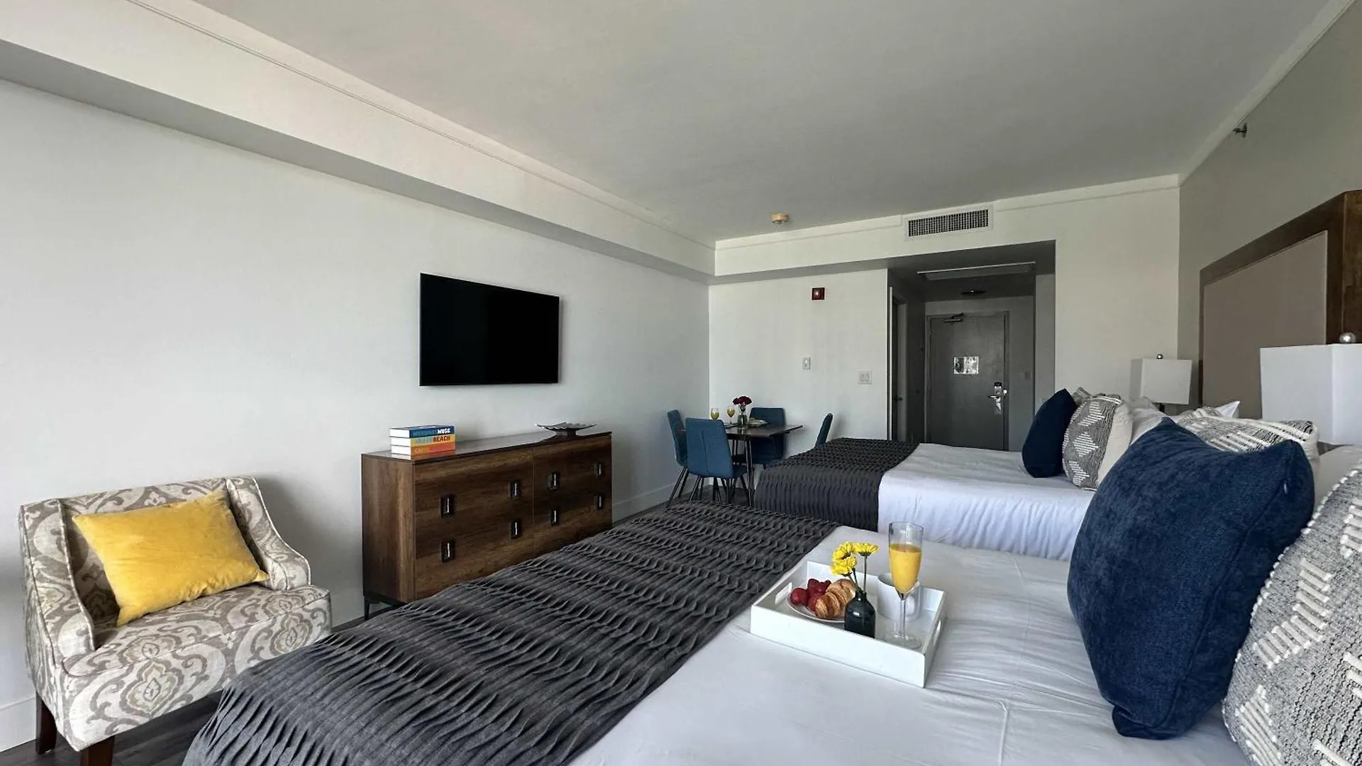 Mvr-modern Touches Coconut Grove Warmth Μαϊάμι
