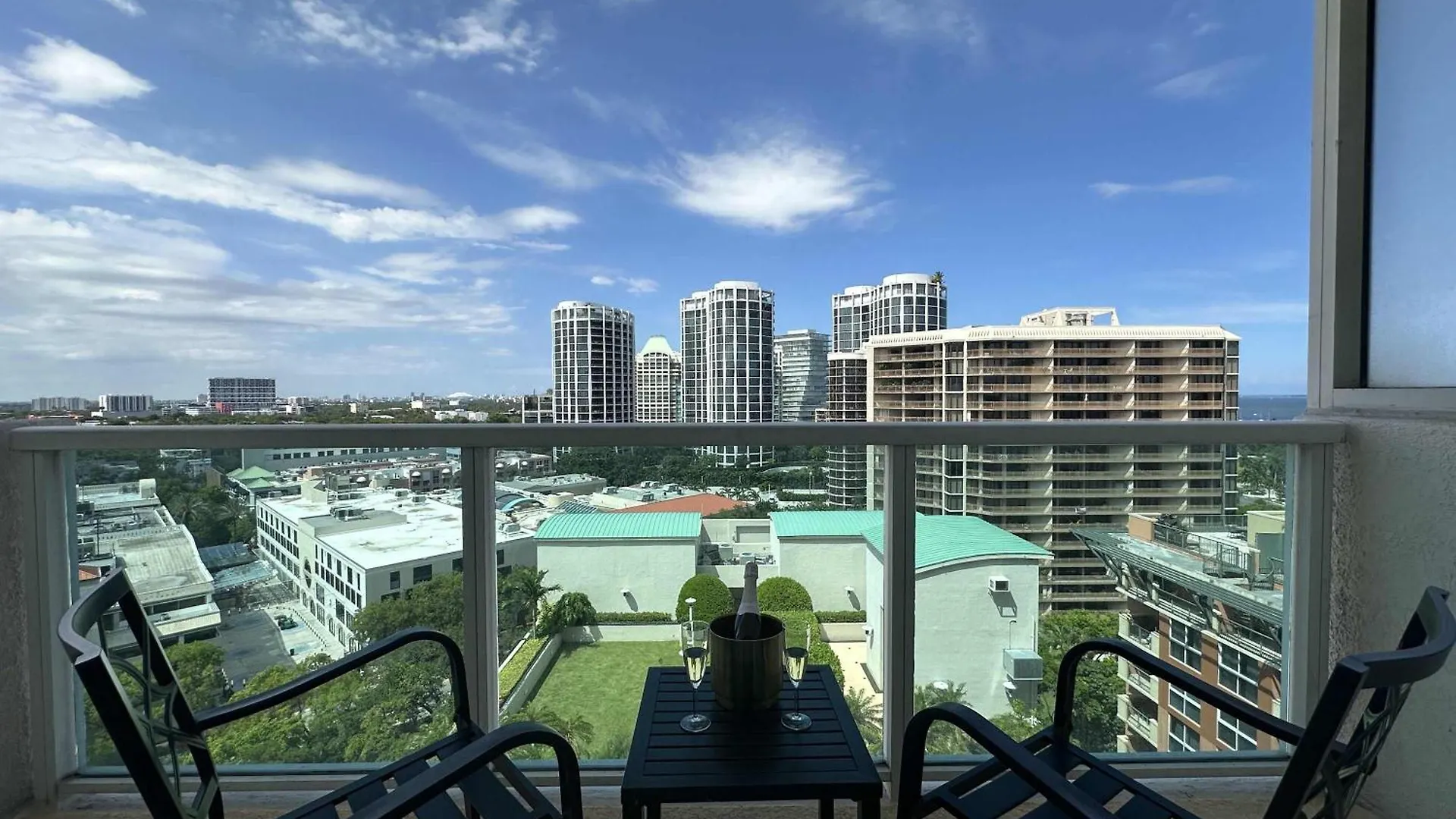 Mvr-modern Touches Coconut Grove Warmth Διαμέρισμα *