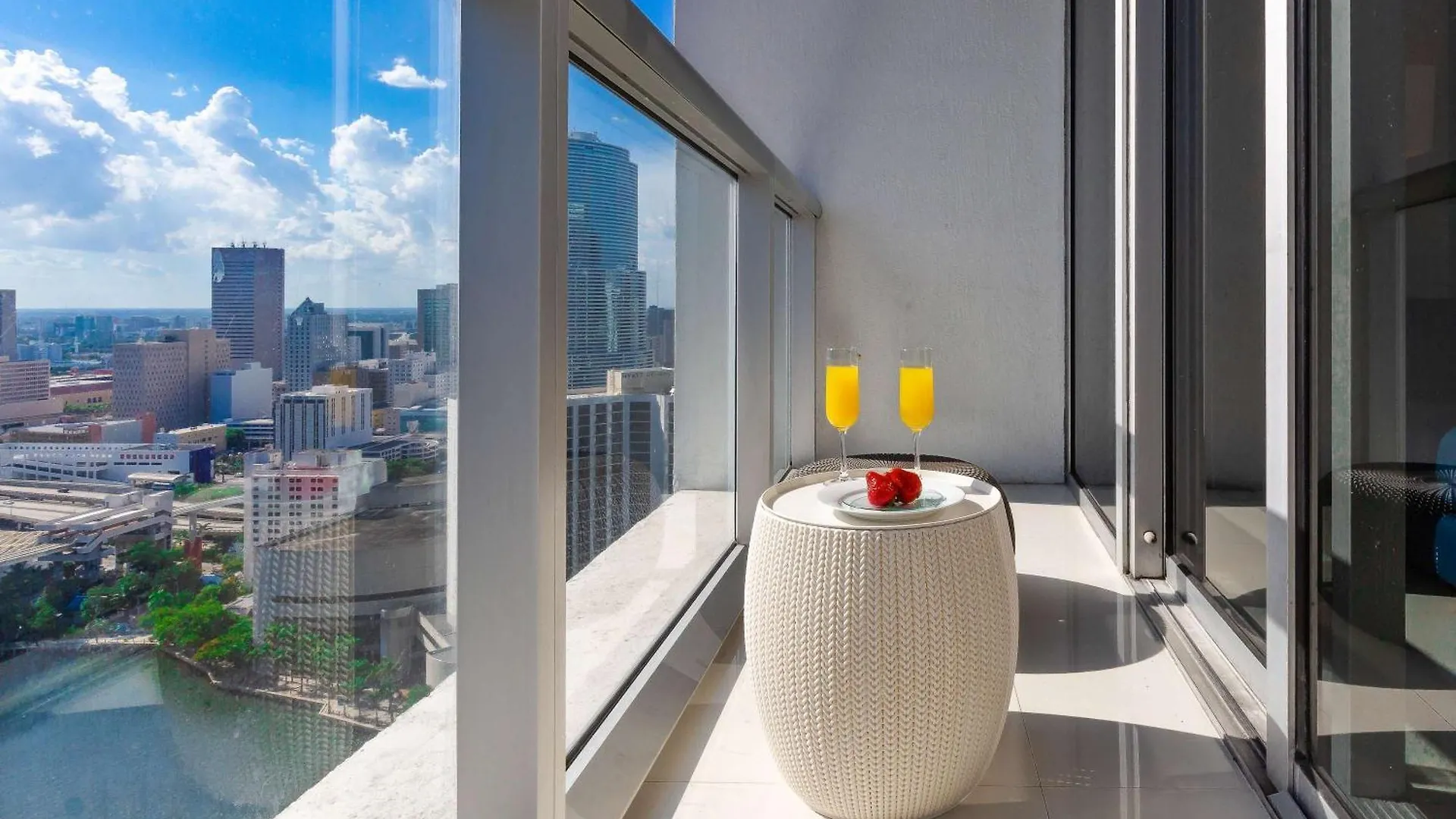 Mvr - Stylish Escape In Icon Brickell