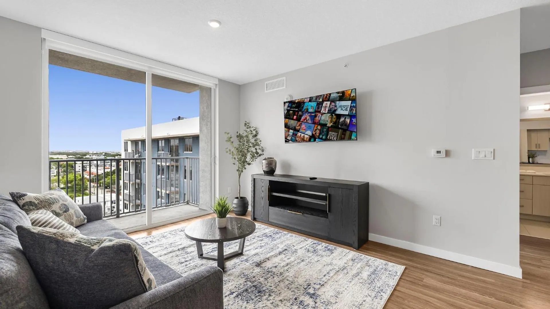 Upscale With Stunning Views & Pool Access Appartement