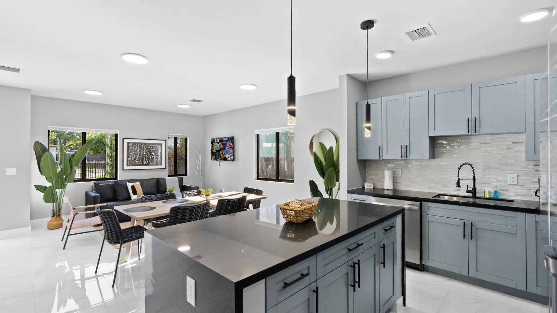 Amazing Townhouse W Free Parking *