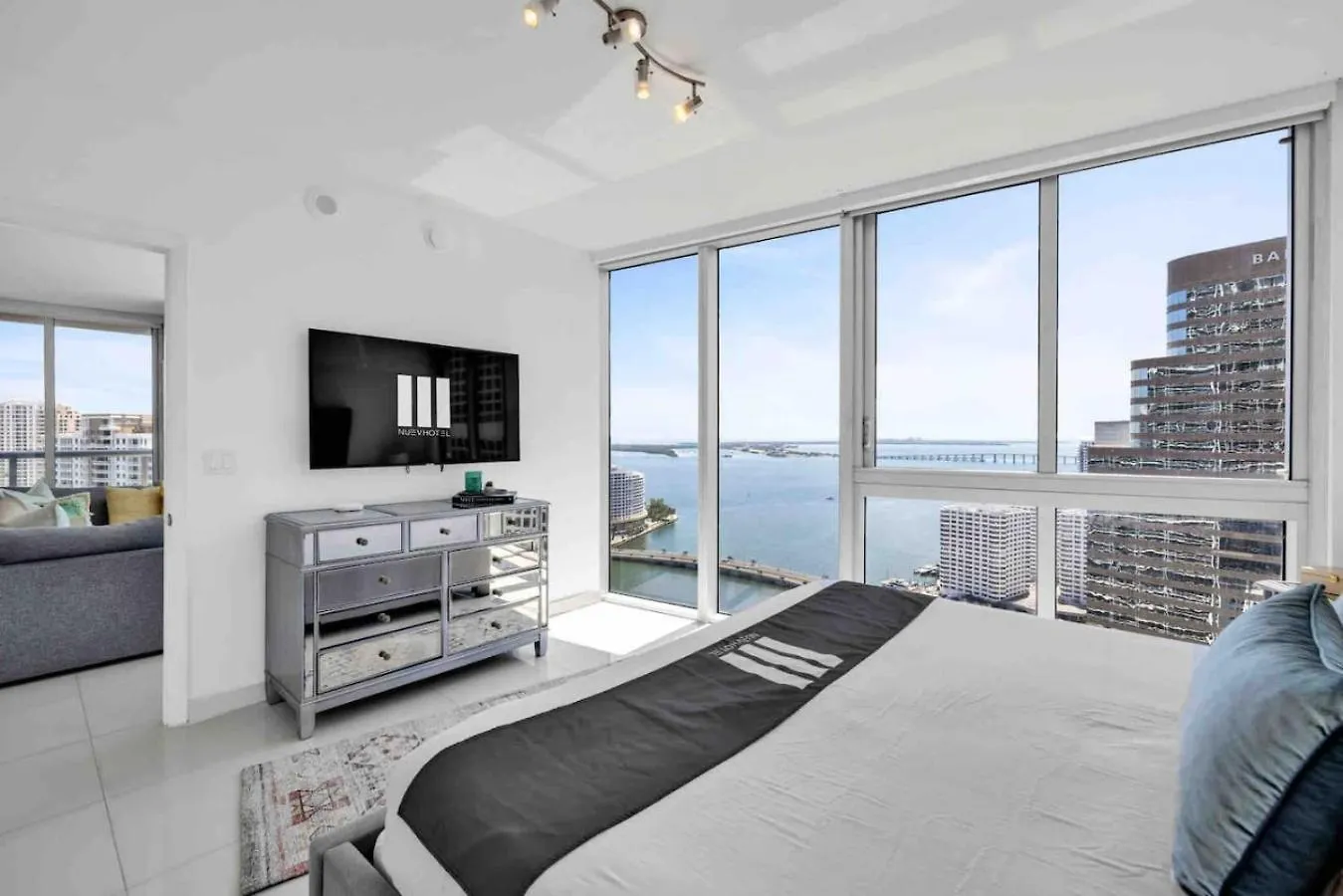 Wrap Around Bay View, W Luxury 2br 2ba, Pool, Spa, Free Gym Classes