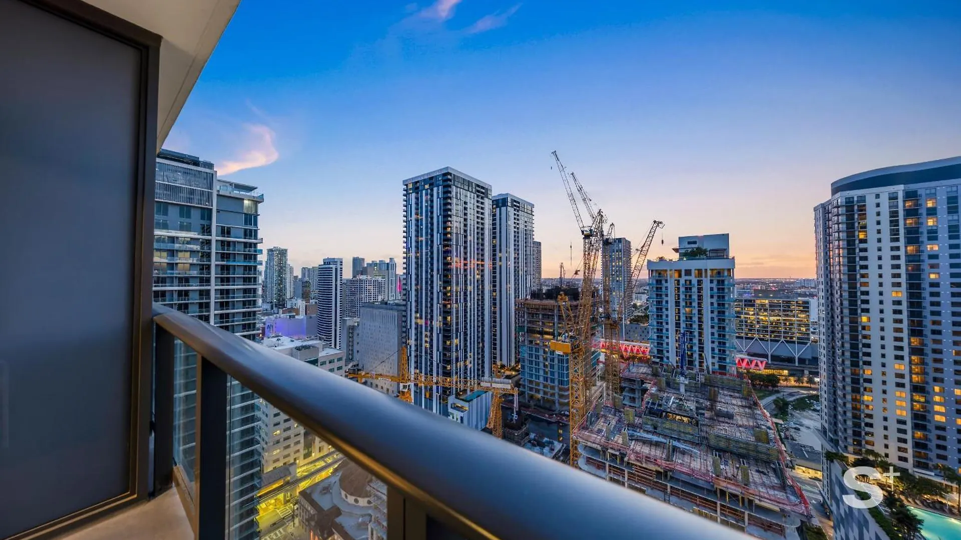 Upscale 3br Escape With Downtown & Water Views * Miami
