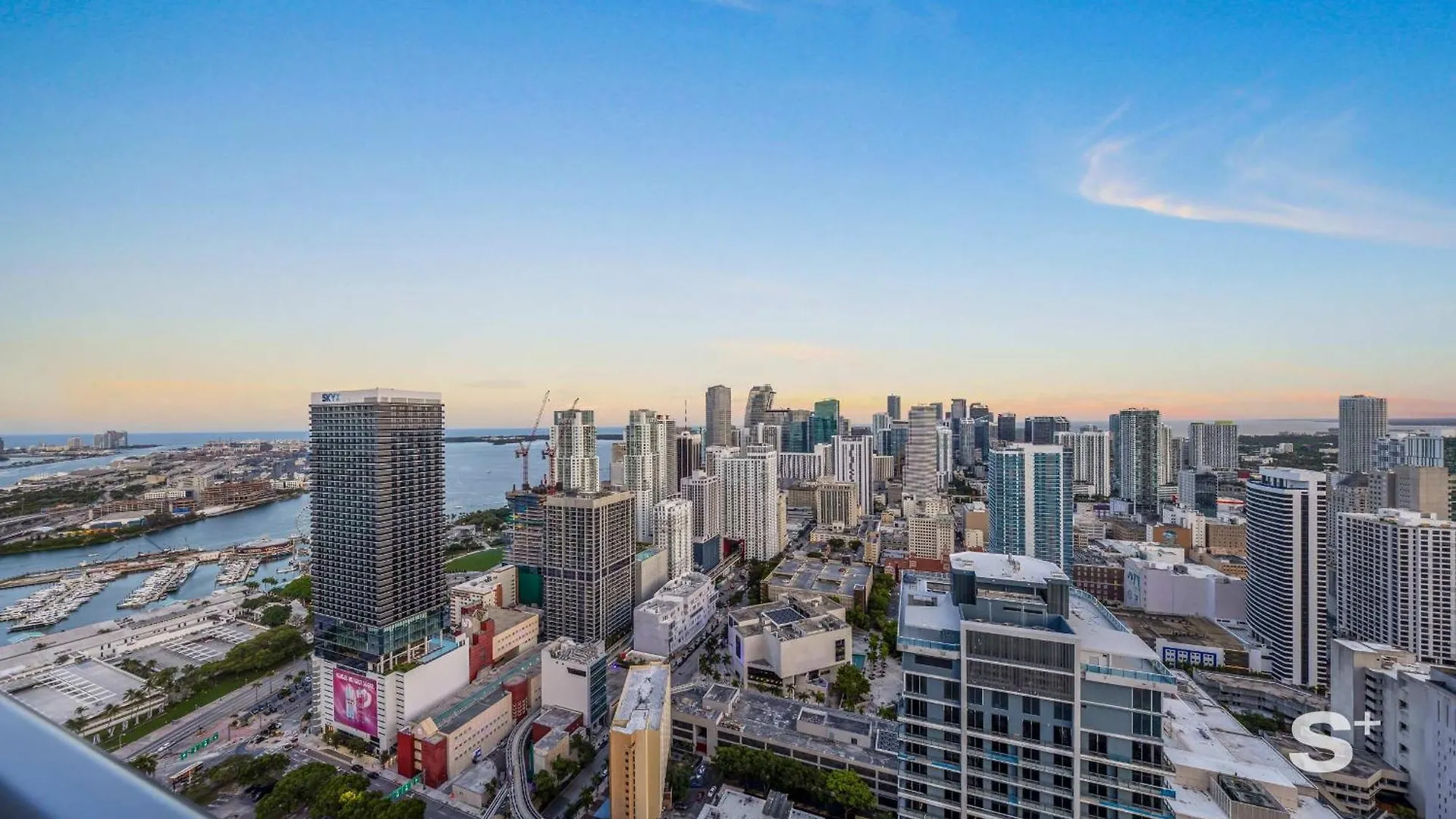 Luxe 1-br With Stunning Downtown Views *