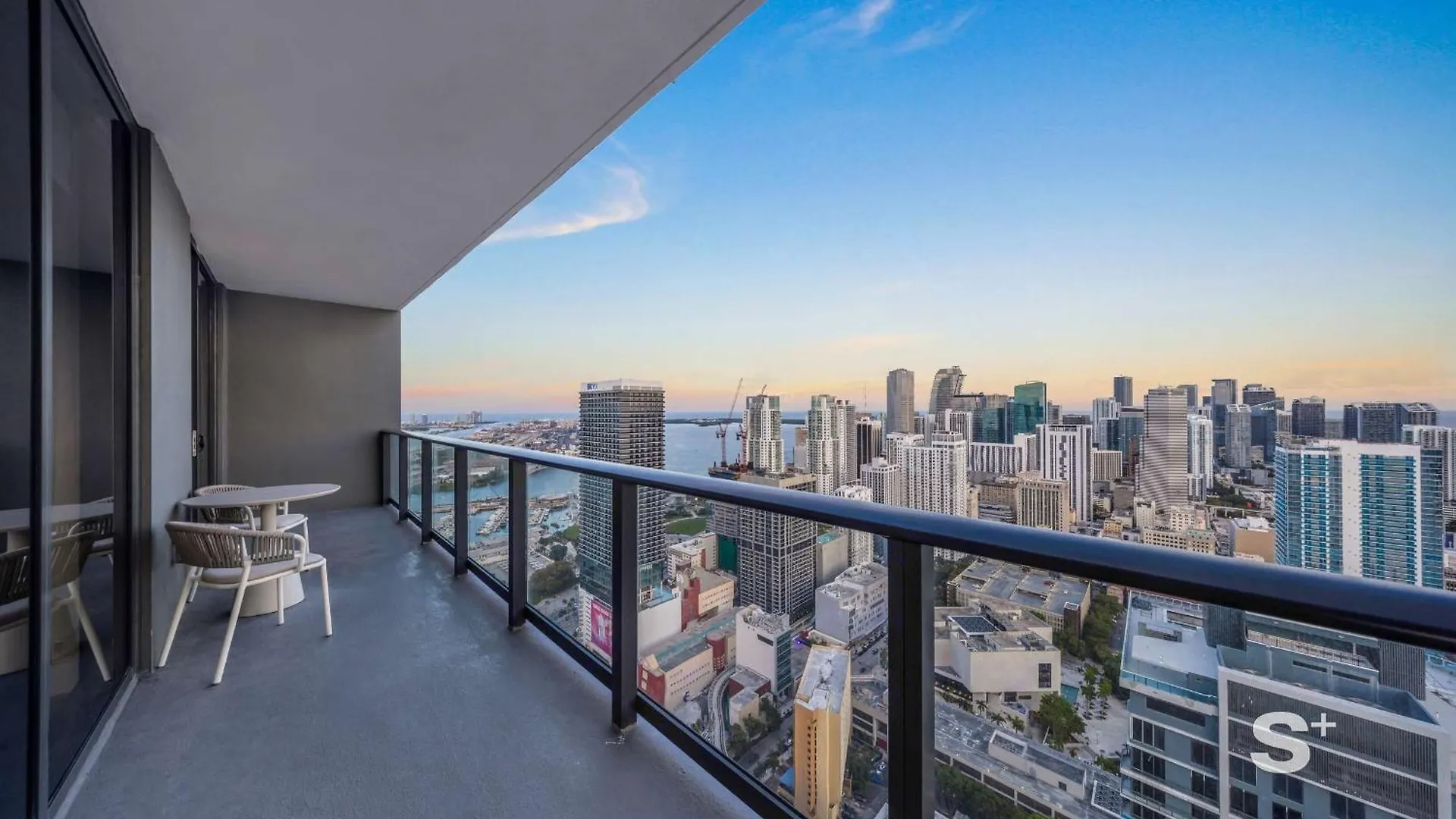 Luxe 1-br With Stunning Downtown Views Apartamento