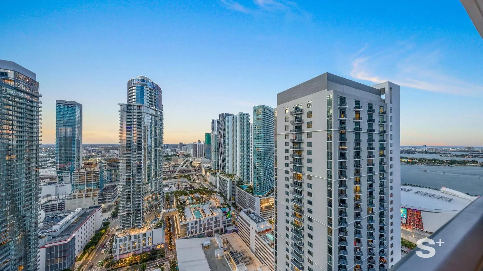Skyline Escape Sleek 1br With Downtown Charm Apartament *