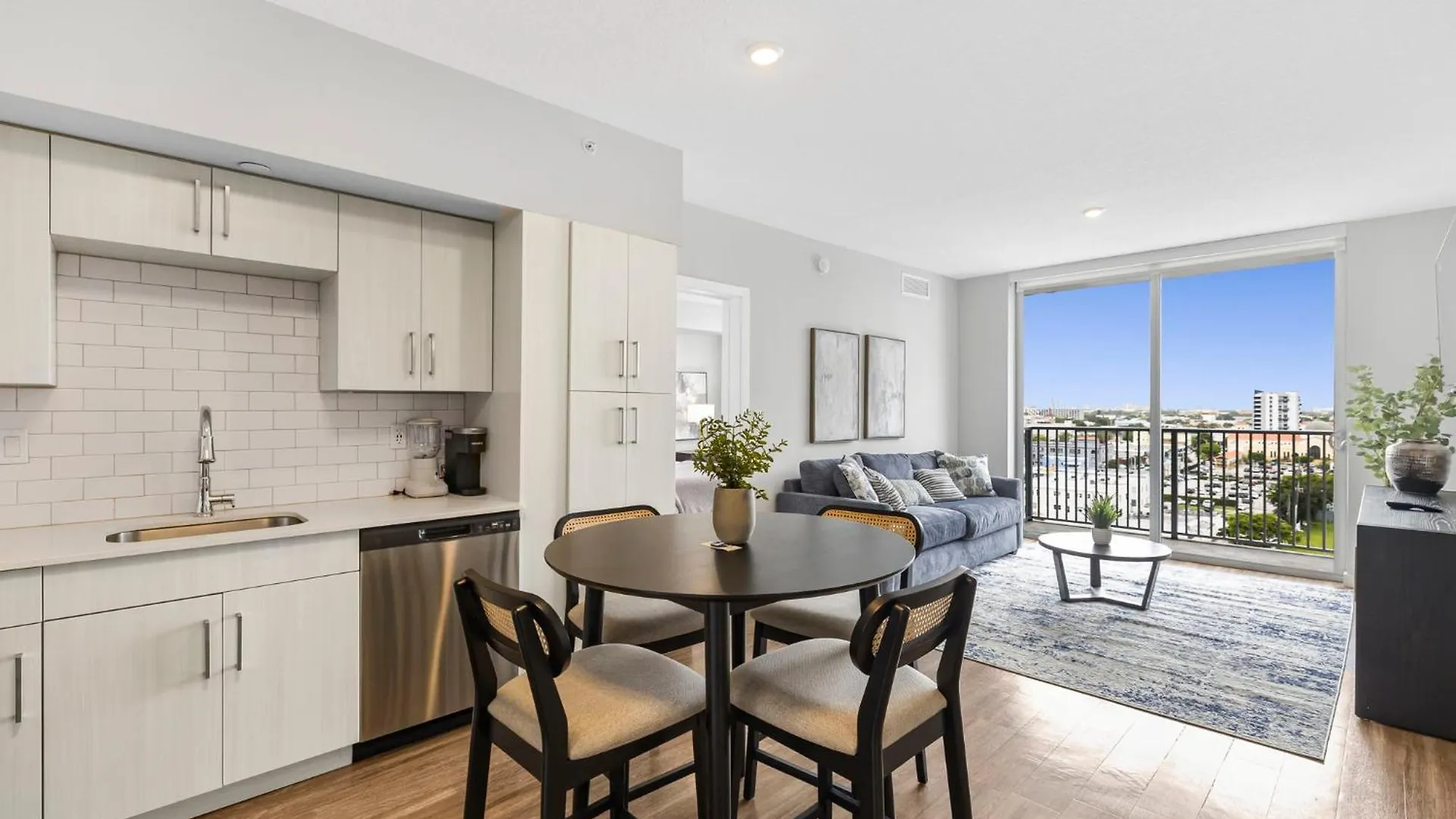 Upscale With Stunning Views & Pool Access Appartement *