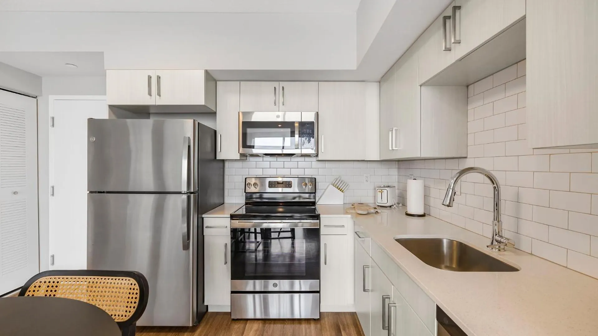 Upscale With Stunning Views & Pool Access Miami