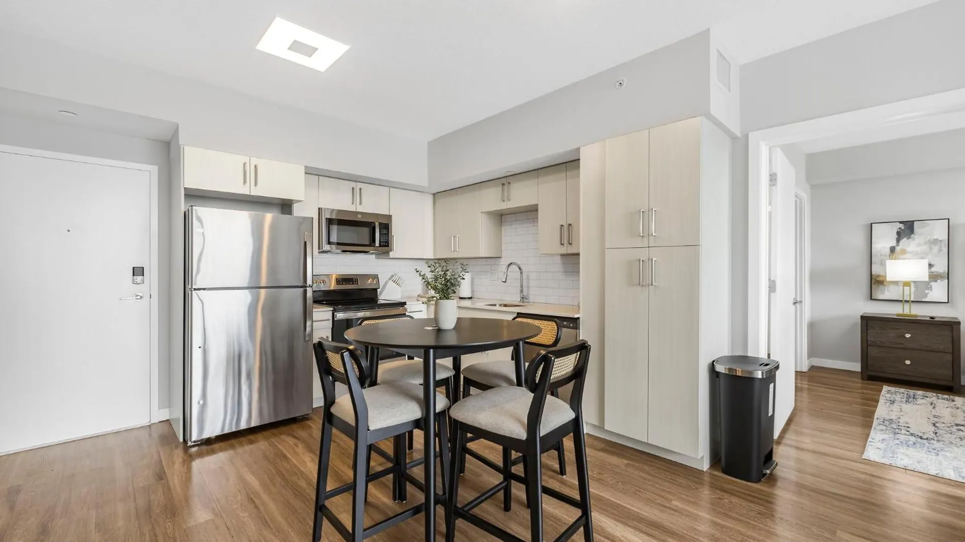 Upscale With Stunning Views & Pool Access Appartement
