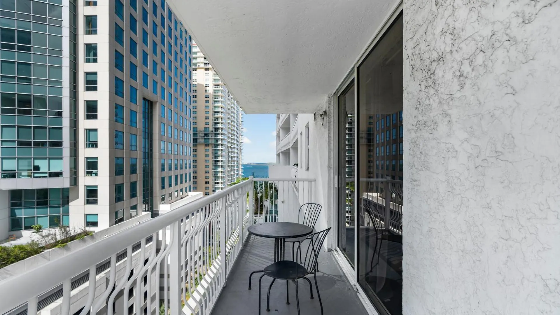 Luxurious 3br With Pool In Brickell
