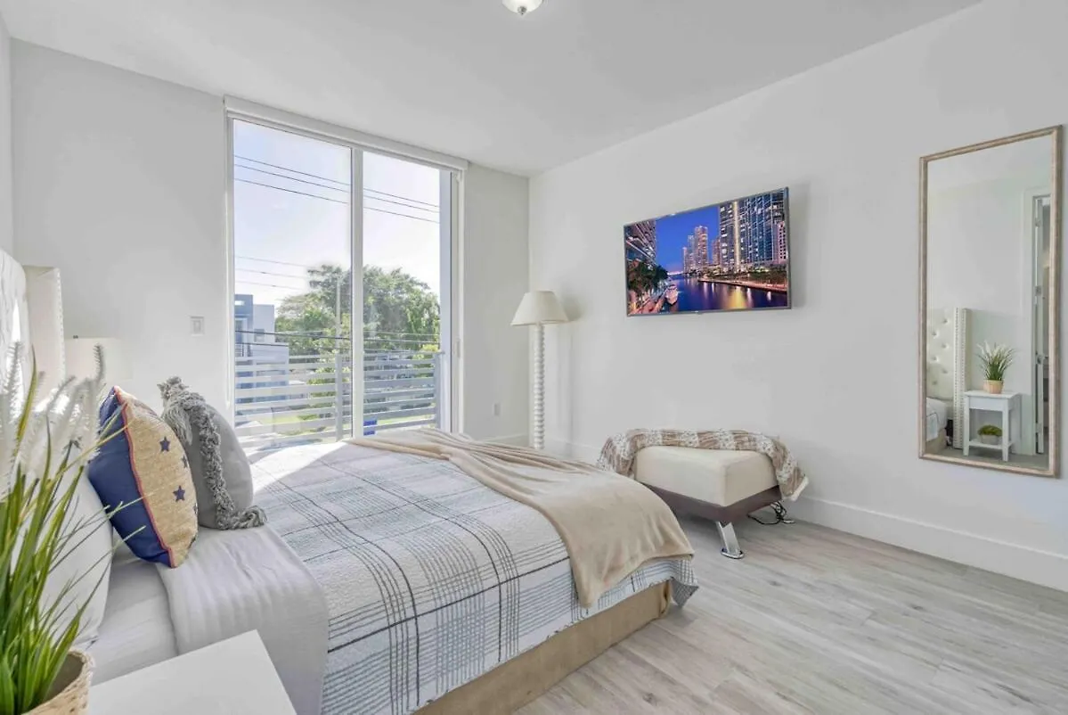 Modern Haven In Paradise W Heated Eco Pool 5b 4b Villa Miami