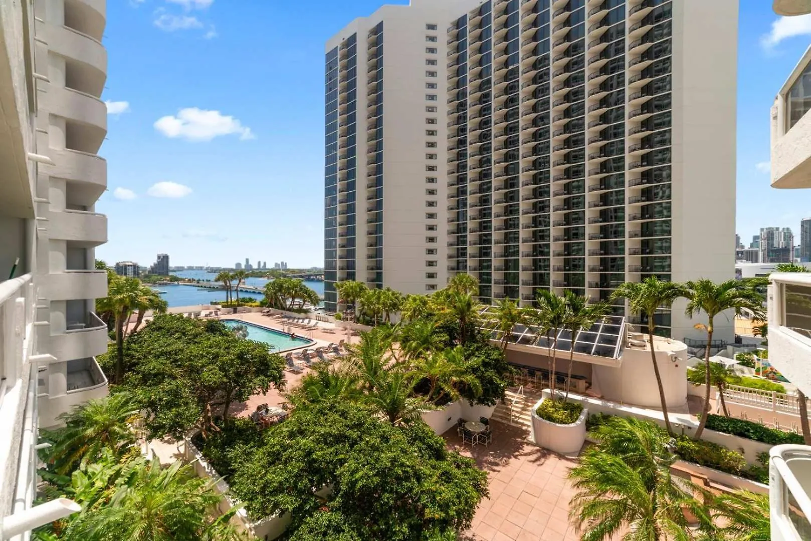 On The Pool - Retreat For 4 With Water Views & Resort-style Amenities *