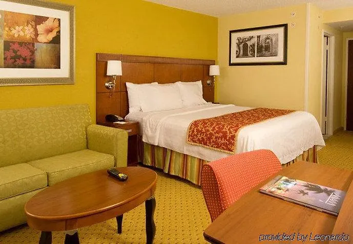 Courtyard Coral Gables Hotel 3*