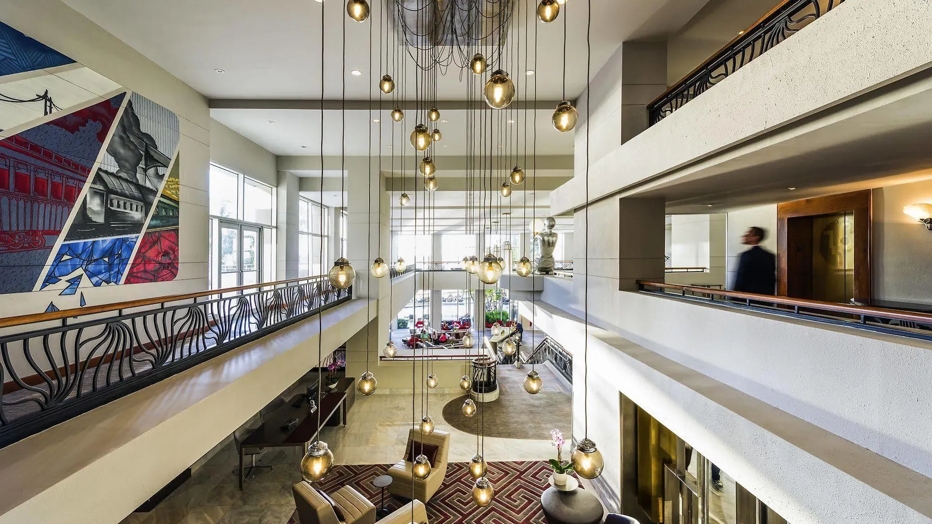 Pullman Airport 4*