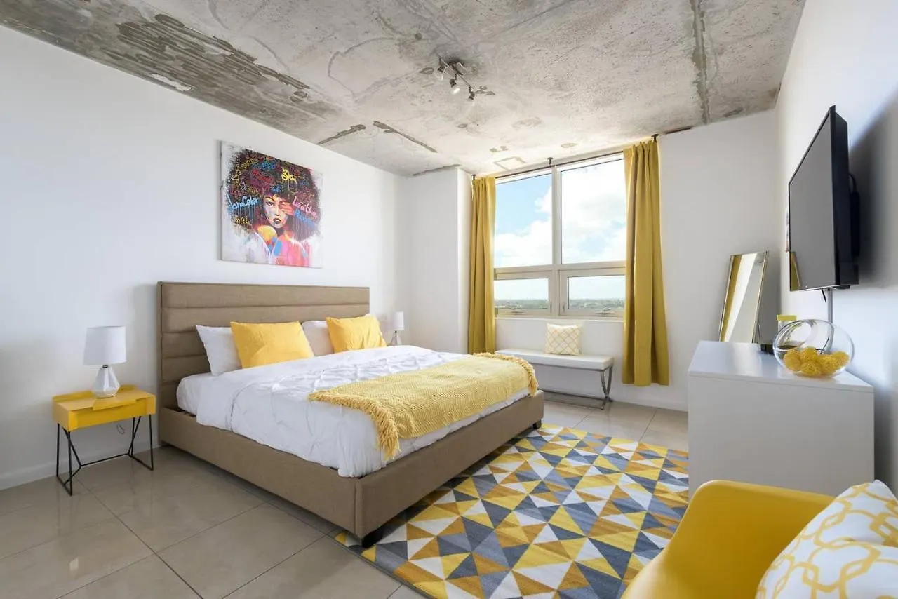 Апартаменты Modern 1 Bedroom Midtown With Free Parking *