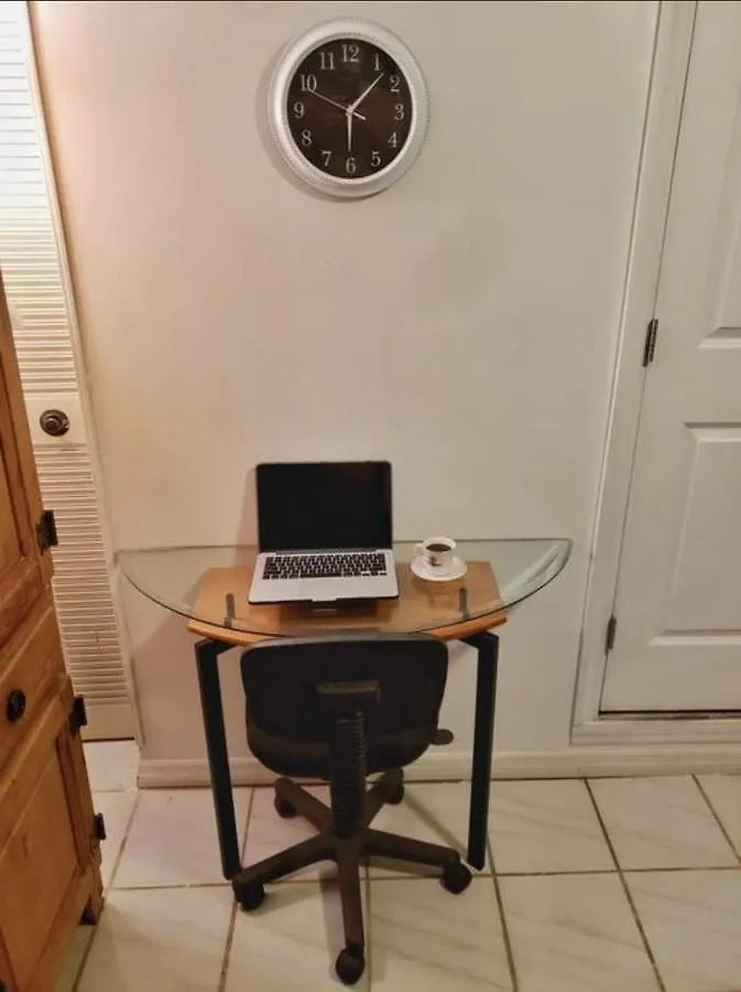 Cozy Queen Bed With 60 Inch Smart Tv, Netflix, Airplay, Mini-fridge, And 500 Mbps Wifi Near Fiu, Dolphin Mall, Airport Appartement