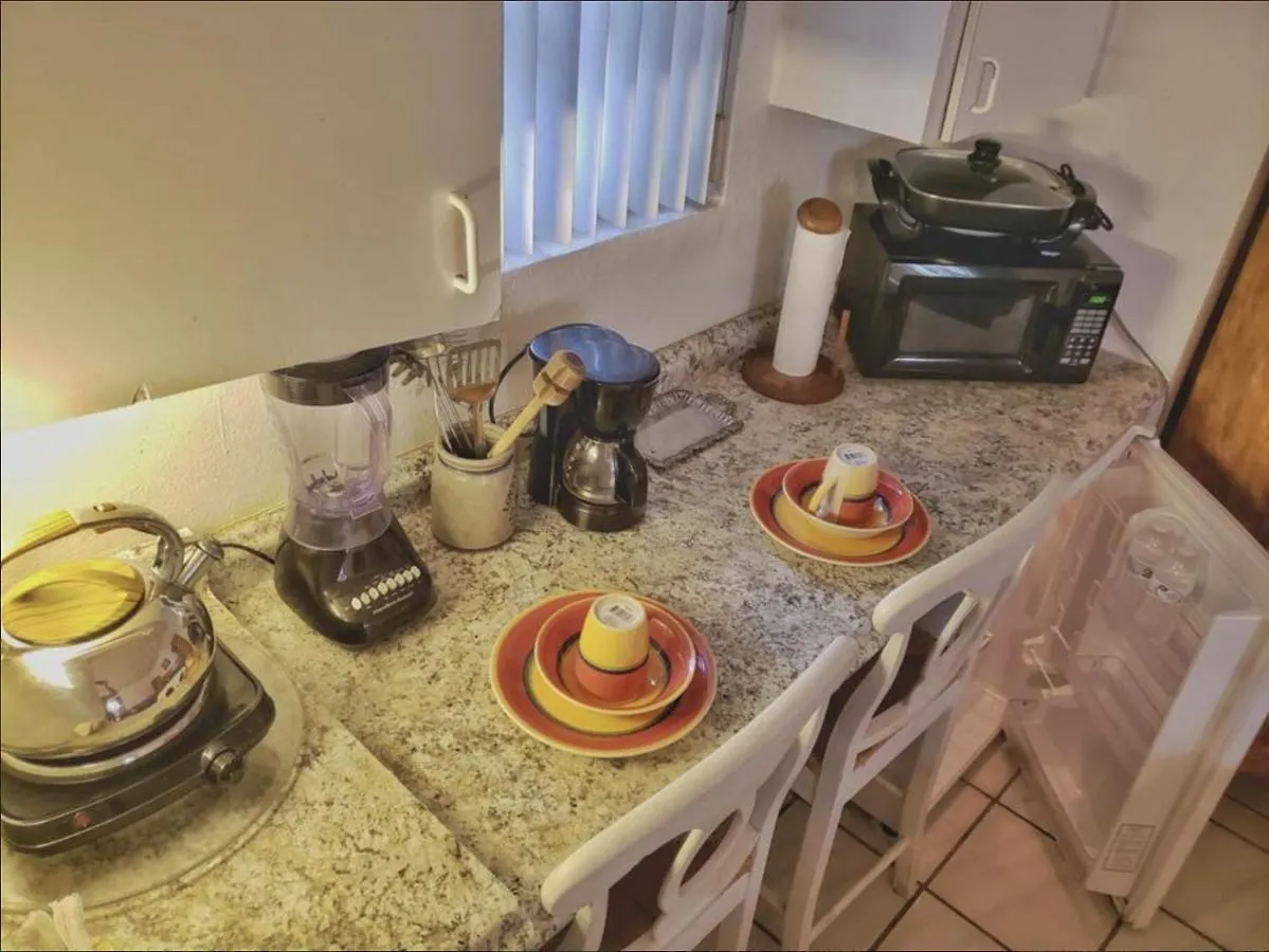 Appartement Cozy Queen Bed With 60 Inch Smart Tv, Netflix, Airplay, Mini-fridge, And 500 Mbps Wifi Near Fiu, Dolphin Mall, Airport Miami