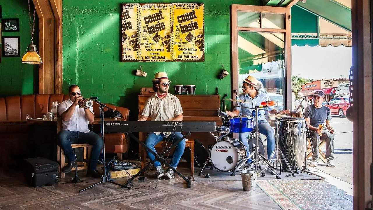 Проживание в семье Cozy In The Heart Of Little Havana