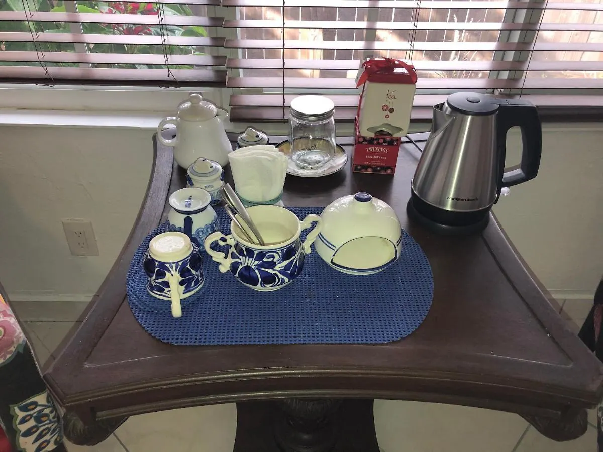 Проживание в семье Cozy In The Heart Of Little Havana Майами