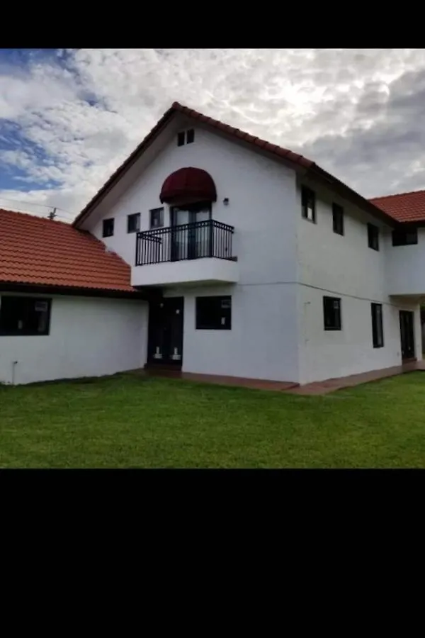 Homestay Spanish Style House - Free Parking