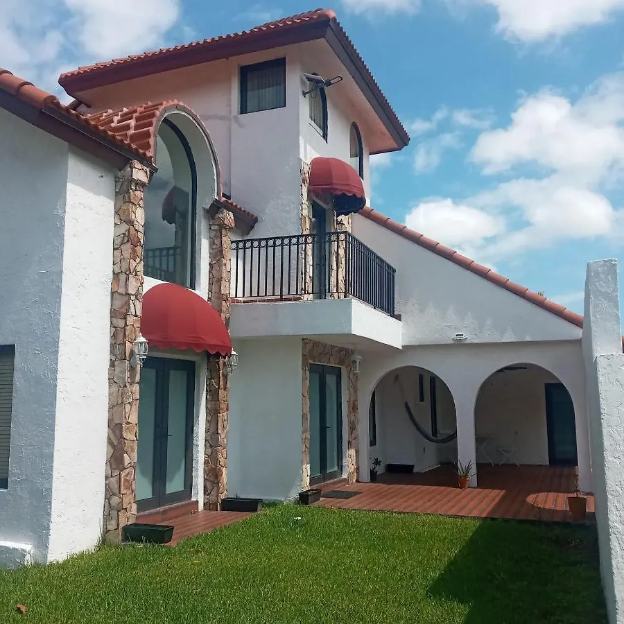 Spanish Style House - Free Parking Homestay *