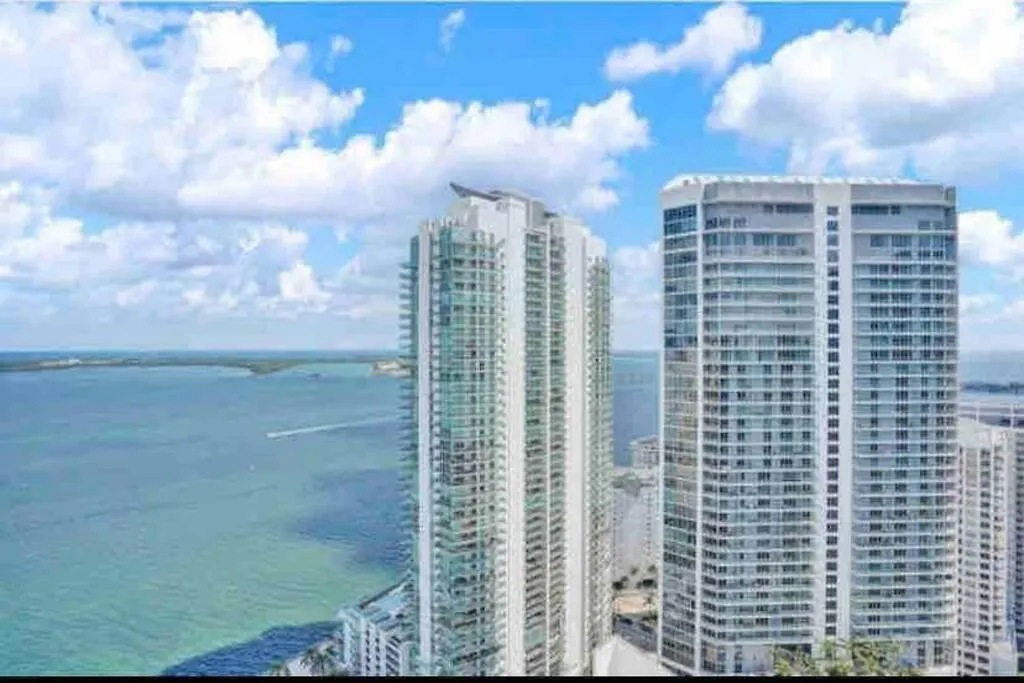 Private Unit With Amenities And Parking *