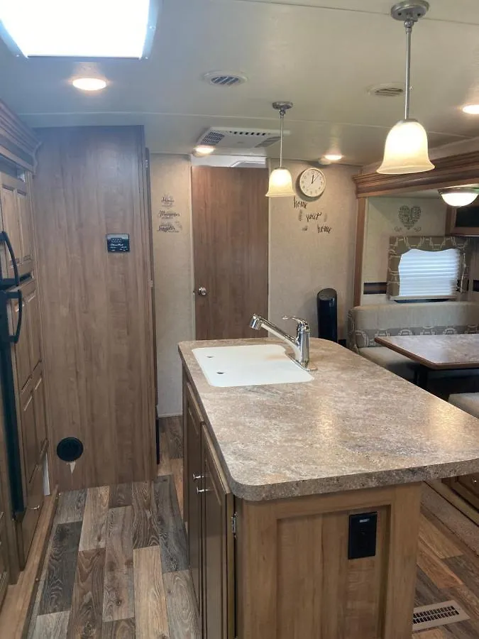Camping Cozy Camper - Free Parking *