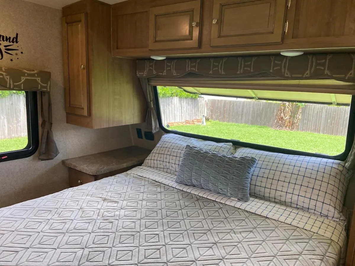 Cozy Camper - Free Parking Camping