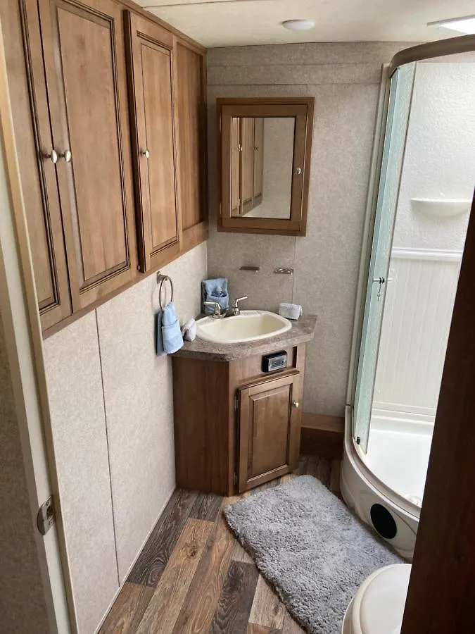 Cozy Camper - Free Parking Camping
