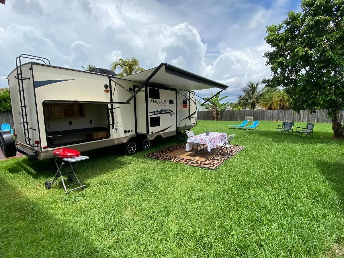 Cozy Camper - Free Parking Camping *