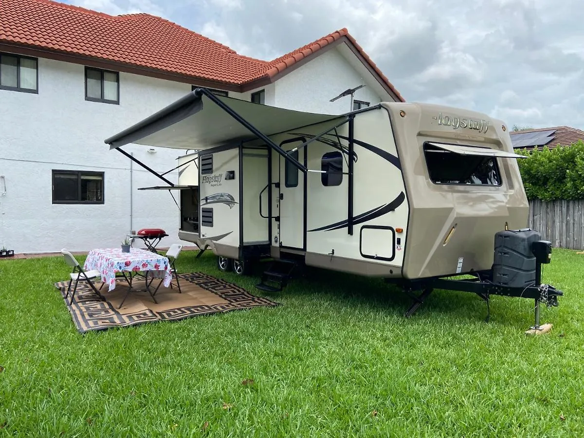 Cozy Camper - Free Parking Camping