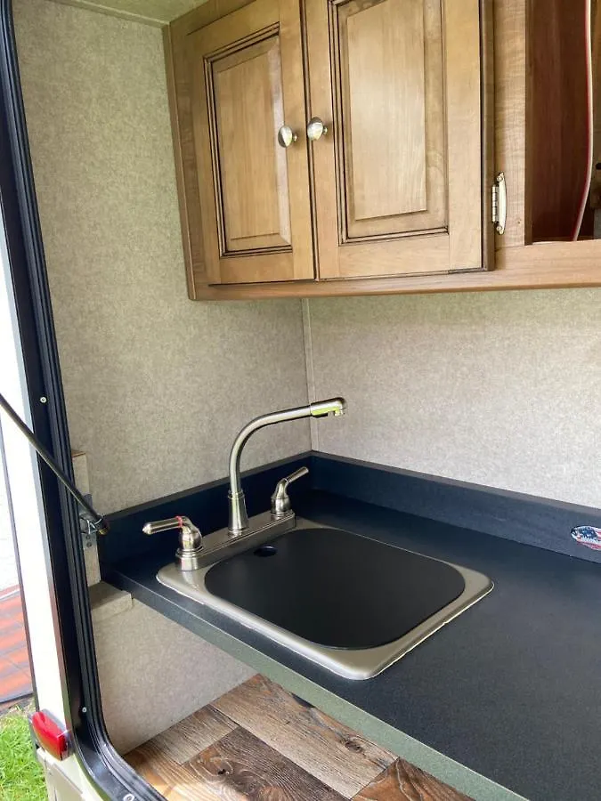 Cozy Camper - Free Parking Camping