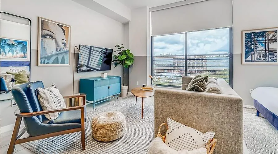 Sentral Studio Apt With Den In Wynwood Apartment