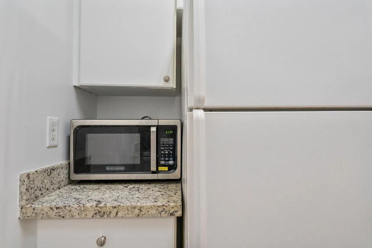 Airport Getaway Apartment *