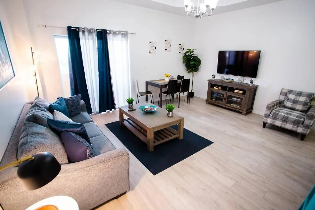 2/2.5 Apartment,7 Mins Airport, 20 Min Beach