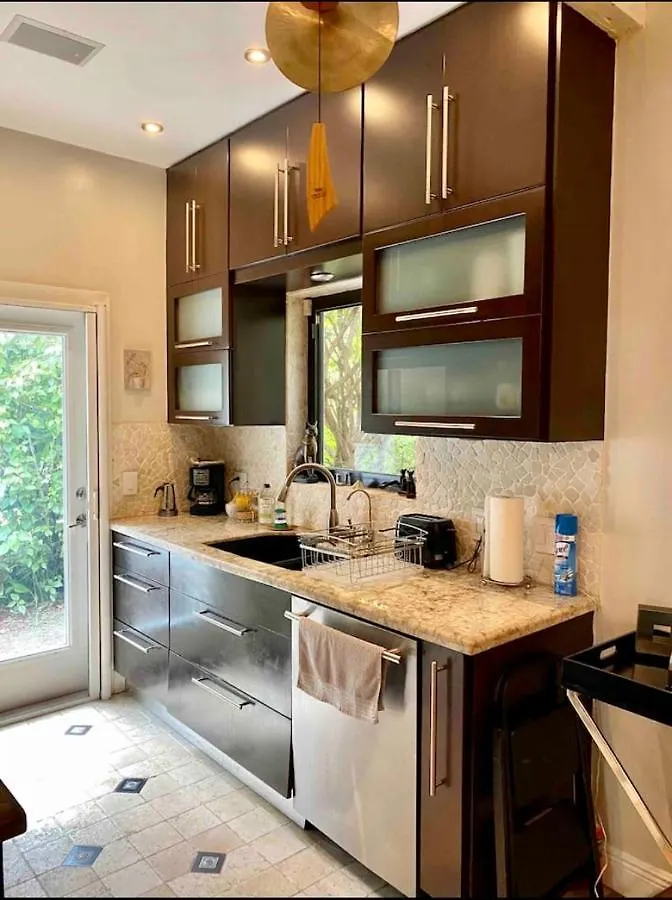 Entire Private Beautiful 2 Bedroom Den House With Gated Front&back Yard And Free Parking 10min Drive To *