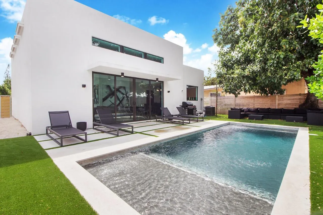 Noir Design District 4br & 2ba Sleeps 14 With Grill, Pool Table, Pool & * マイアミ