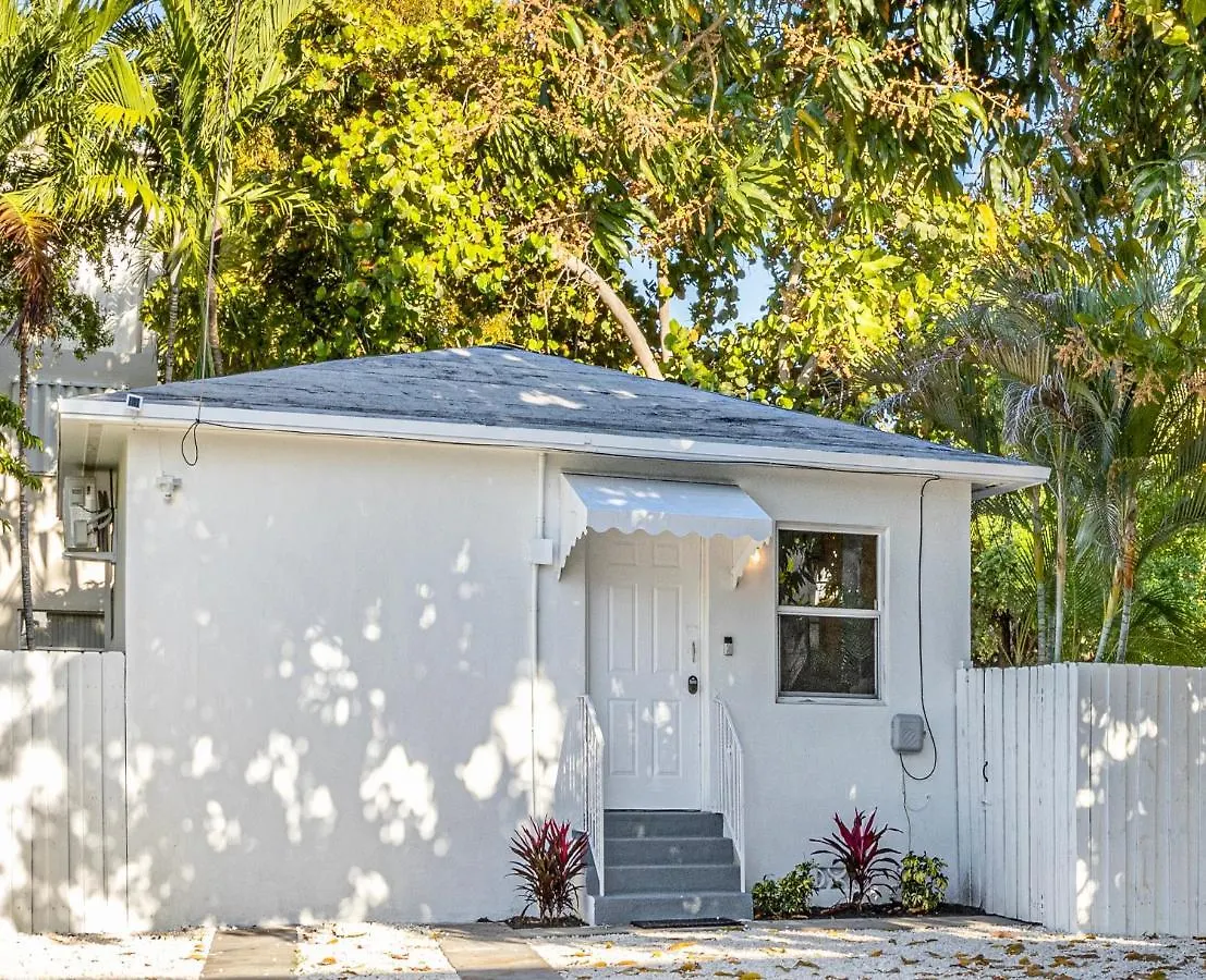 Beautiful Casita With King Bed And Private Patio Close To Calle 8, Mia Airport, Coral Gables Майами
