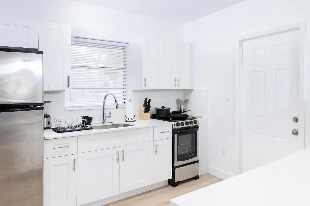 Beautiful Casita With King Bed And Private Patio Close To Calle 8, Mia Airport, Coral Gables Майами