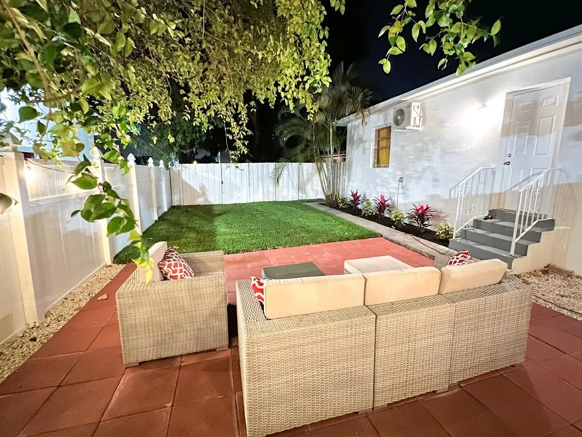 Дом отдыха Beautiful Casita With King Bed And Private Patio Close To Calle 8, Mia Airport, Coral Gables *