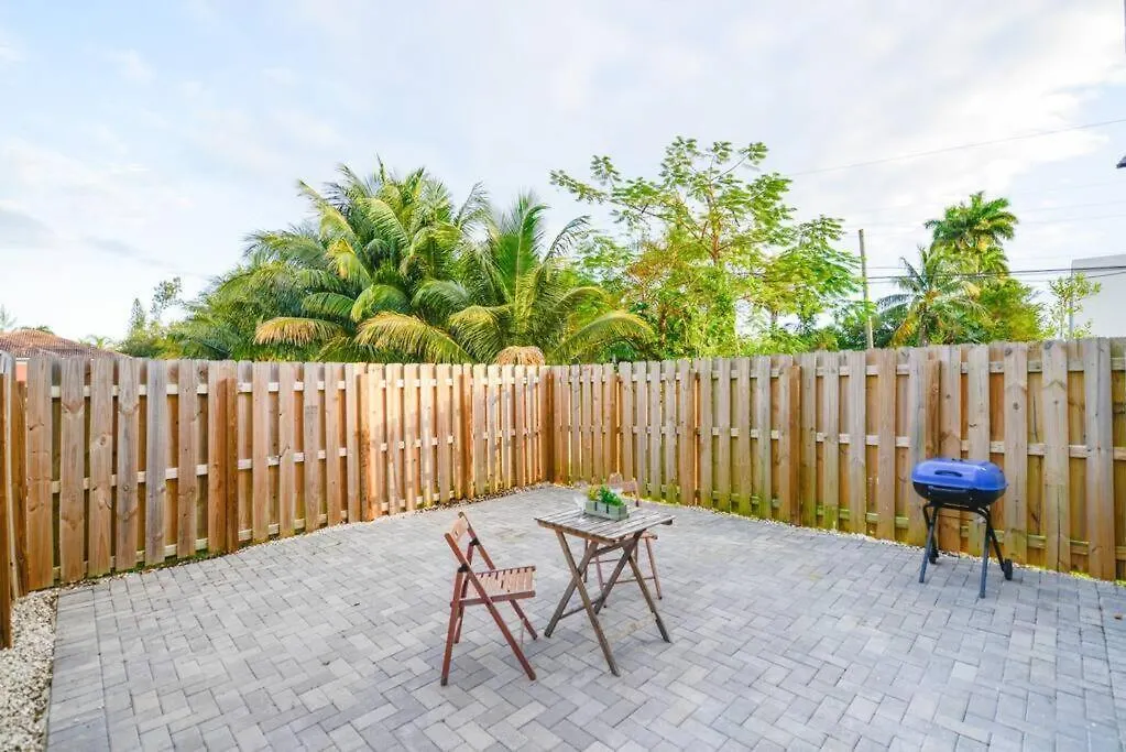 Amazing Town House 15 Min From The Beach Wfree Parking * Miami
