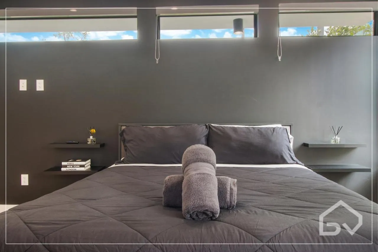 Noir Design District 4br & 2ba Sleeps 14 With Grill, Pool Table, Pool & マイアミ