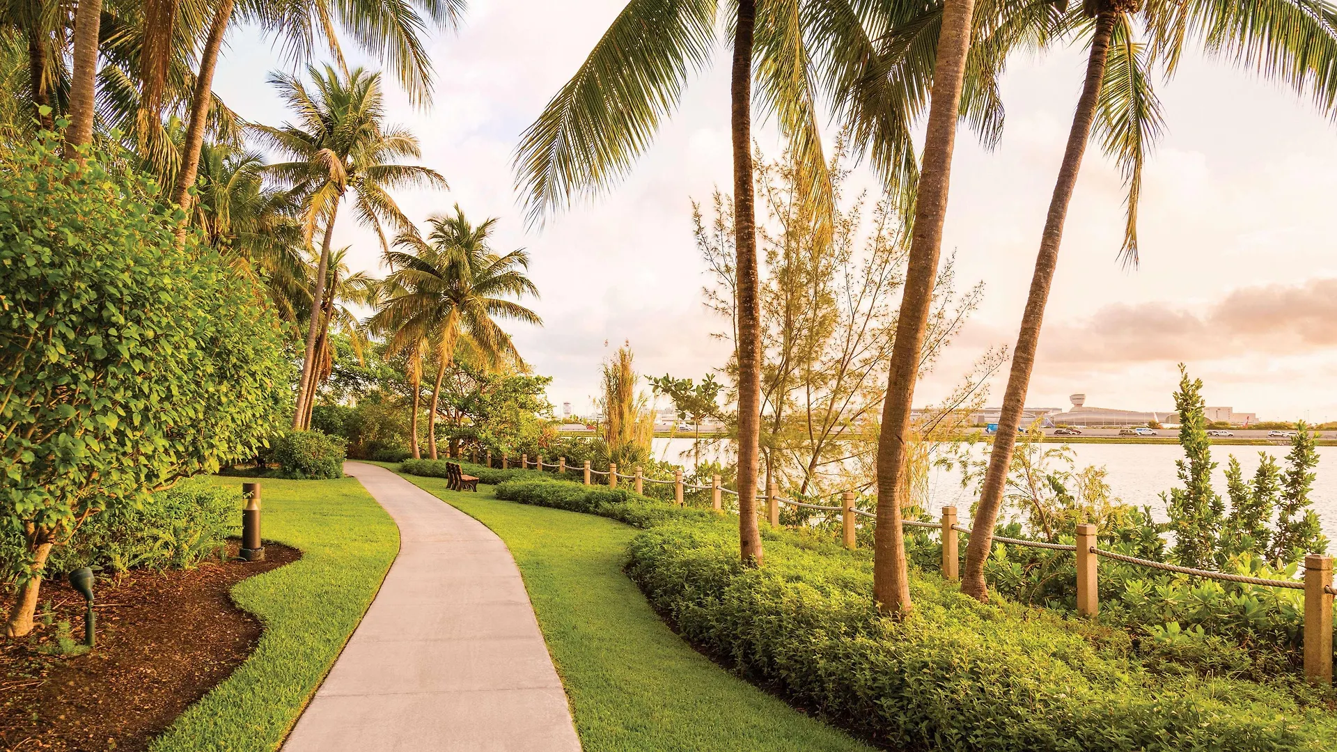 Hilton Miami Airport Blue Lagoon 4*