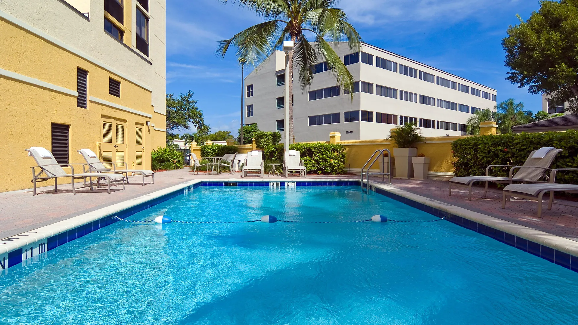 Express & East-miami By Ihg Hotel 2*