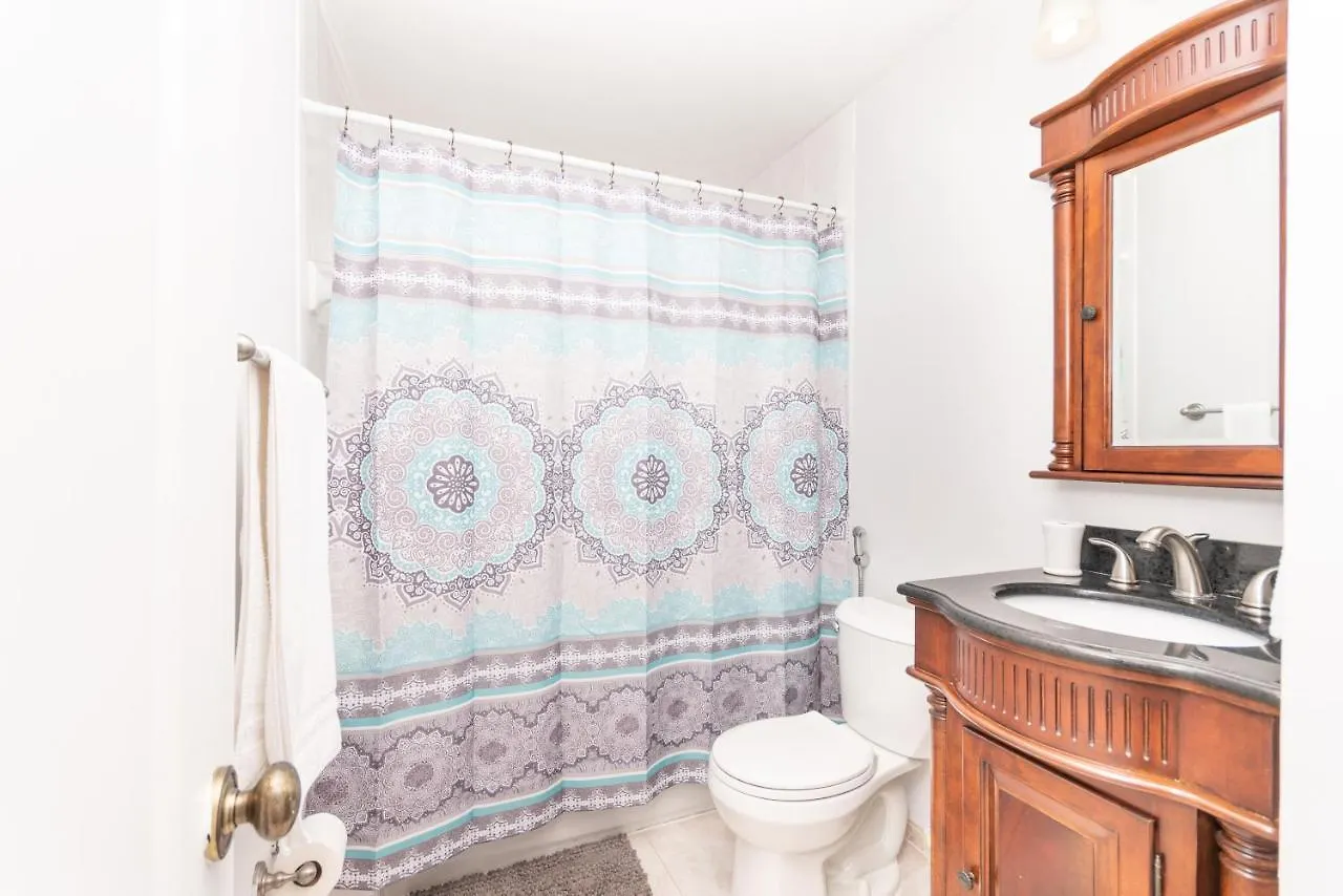 Beautiful 2/2.5 W/free Parking Fast Wifi