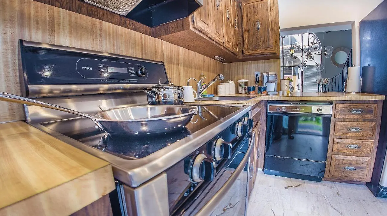 At St Place Unit F, Luxury, Pet Friendly *