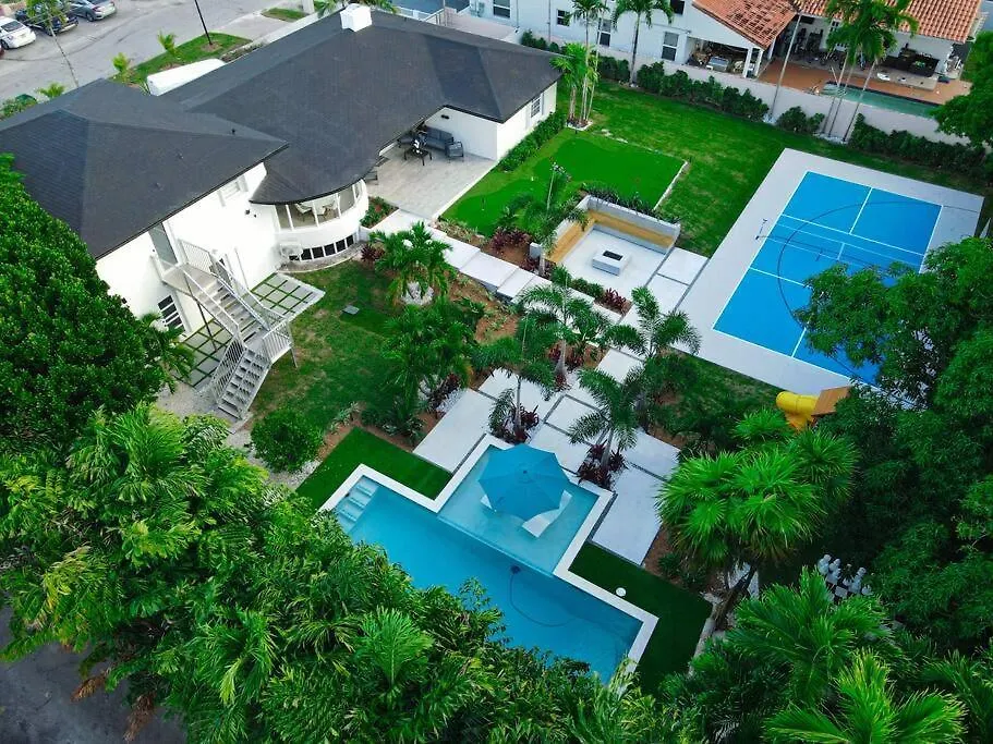 Unique Flagler's Mansion Pickleball Court L37 ヴィラ