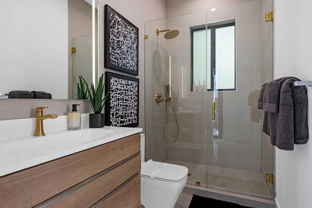 Modern W/ Amenities & Salt Water Pool 别墅 *