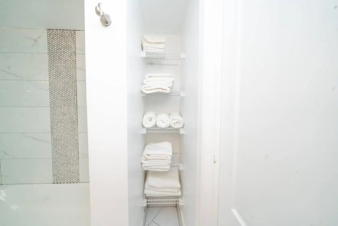 2bed 2 Bath Airbnb Friendly Building With Pool, Hot Tub, And Gym