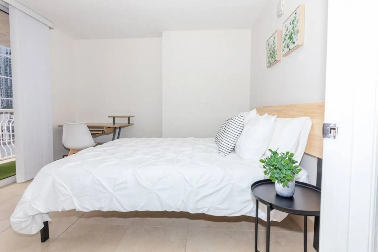 2 Bedroom, 2 Bathroom Den Brickell Pool, Hot Tub, And Gym *
